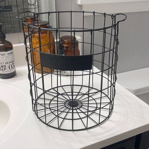 MAGNOLIA HOME WIRE ROUND BASKET